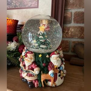 ❤️Vintage 1987 Santa Clause
Reindeer Large Christmas
Musical Rotating Snow Globe